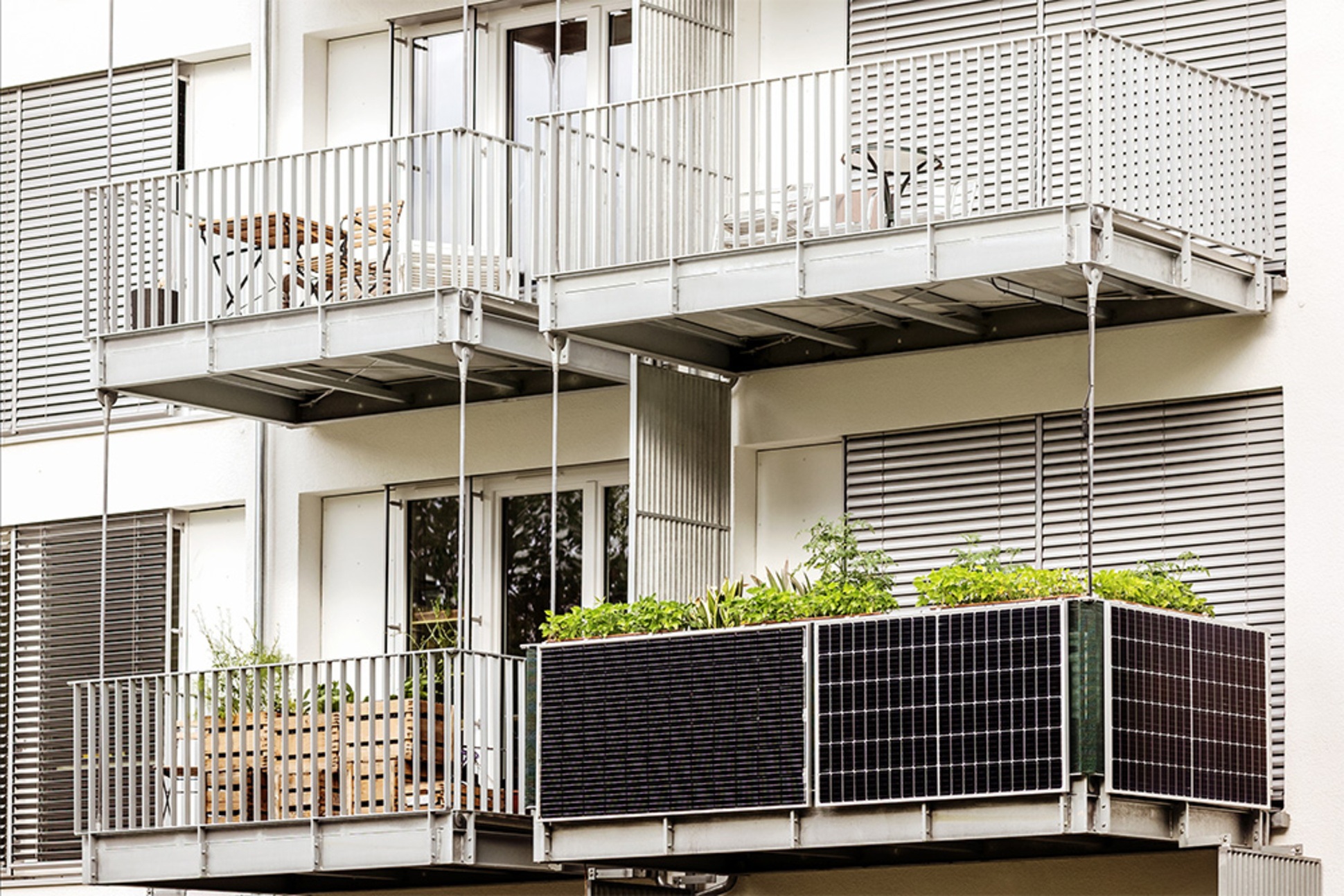 Balkon­kraftwerk bei Elektrotechnik Mortka in Niederaula